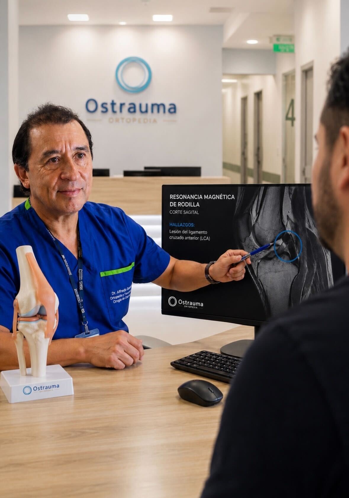 Especialista en ortopedia evaluando diagnóstico de rodilla en Ostrauma